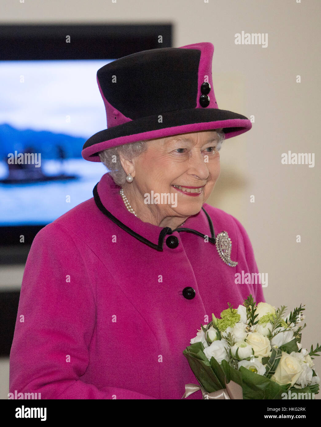 Königin Elizabeth II. bei einem Besuch der Fidschi-Ausstellung in das Sainsbury Centre for Visual Arts an der University of East Anglia in Norwich. Stockfoto
