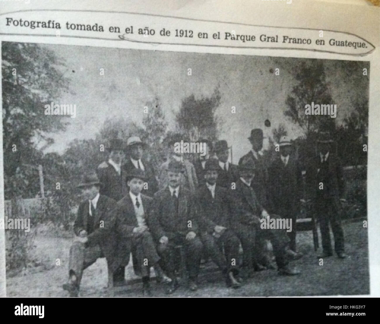 „Parque General Franco Guateque“ ist ein historisches Ölgemälde, das das kulturelle und soziale Ambiente der Zeit widerspiegelt. Das Werk fängt das Wesen des Ortes und der Ära durch geschickte Kunst ein. Stockfoto