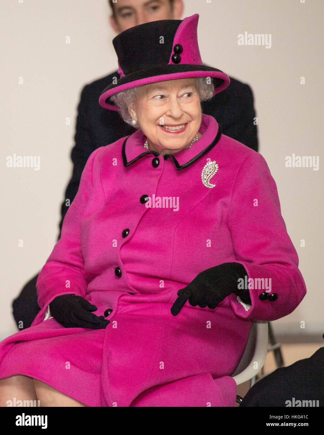 Königin Elizabeth II. bei einem Besuch der Fidschi-Ausstellung in das Sainsbury Centre for Visual Arts an der University of East Anglia in Norwich. Stockfoto