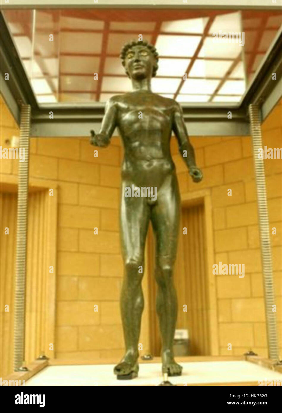 Der „Ephebus von Selinunte“ stellt eine klassische griechische Skulptur aus Selinunte auf Sizilien dar, die einen idealisierten jungen Mann in einer für die griechische Kunst typischen Pose darstellt. Diese Marmorstatue aus dem 5. Jahrhundert v. Chr. spiegelt die ästhetischen Werte und die Beherrschung der antiken griechischen Bildhauer wider. Stockfoto
