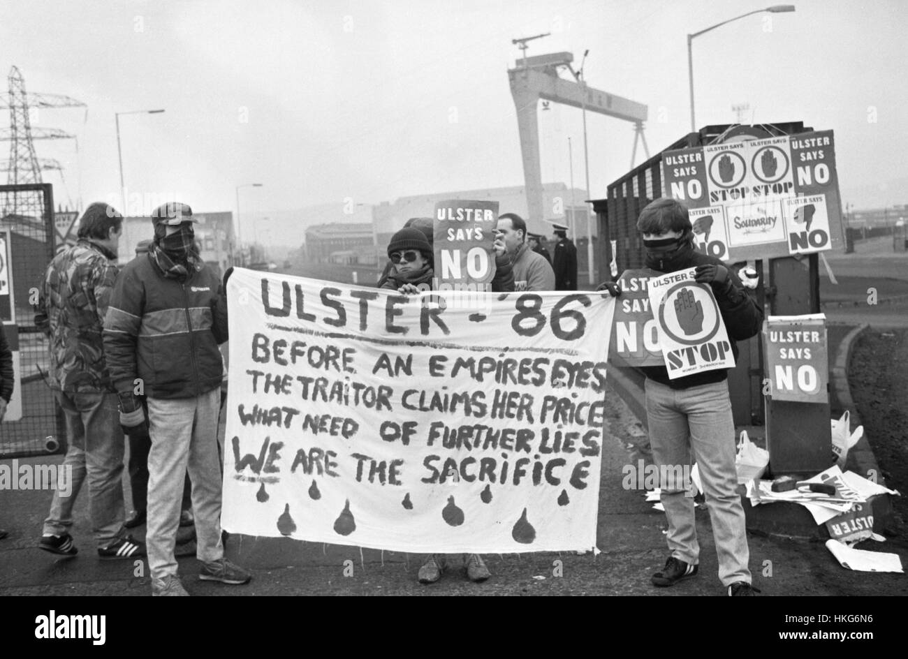 Streikposten Ausserhalb Der Harland Und Wolff Werft In Protestantischen East Belfast Wahrend Des 24 Stunden Streik Von Loyalists In Nordirland Heute Der Streik Wurde Aus Protest Gegen Die Anglo Irische Vereinbarung Stockfotografie Alamy