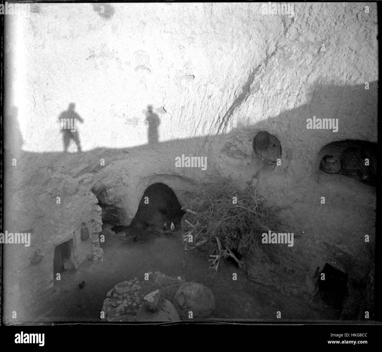 „Caverne et jeu d’ombres“ (Höhle und Spiel der Schatten) ist ein historisches Kunstwerk, das Licht, Schatten und Wahrnehmung erforscht. Das Stück zeichnet sich durch seinen Kontrast und seine Tiefe aus und veranschaulicht die künstlerische Auseinandersetzung mit Licht und Form. Stockfoto