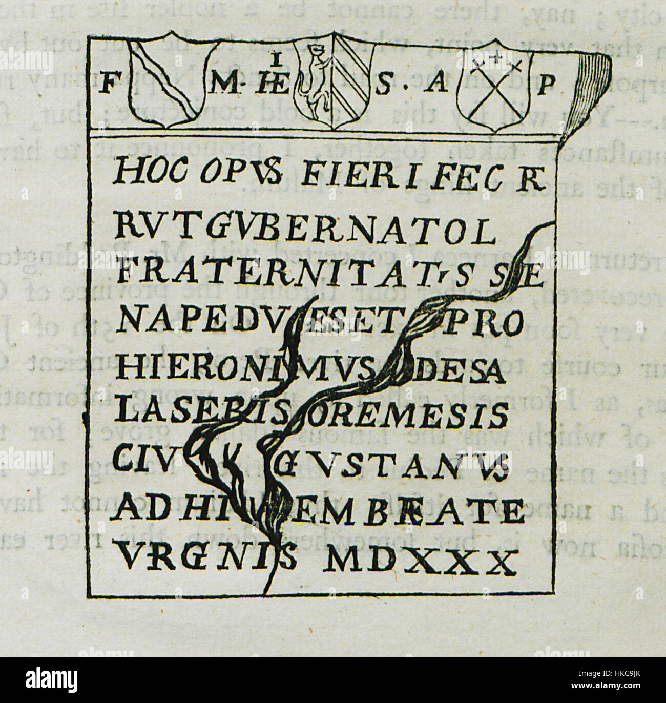 Die lateinische Inschrift von Ayia Napa aus dem Jahr 1754 ehrt historische Persönlichkeiten und Ereignisse im Zusammenhang mit der Gegend. Es unterstreicht die Mischung aus klassischer Sprache und lokalem historischem Erbe und gibt Einblick in die kulturelle und historische Bedeutung der Region im 18. Jahrhundert. Stockfoto