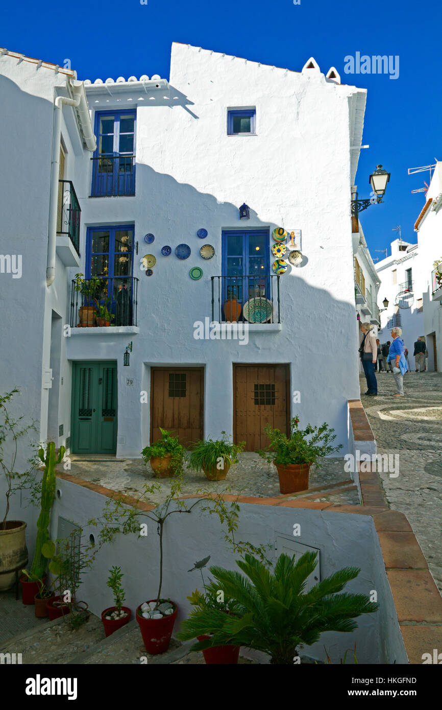 Weiß getünchten Häusern, geschmückt mit lokalen Keramik, Frigiliana, nr Malaga, Spanien. Stockfoto