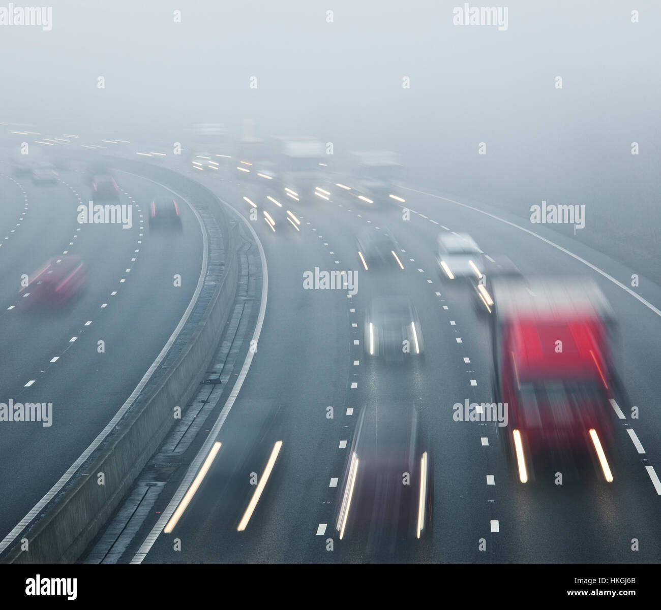 M25 Autobahn im Nebel. Stockfoto