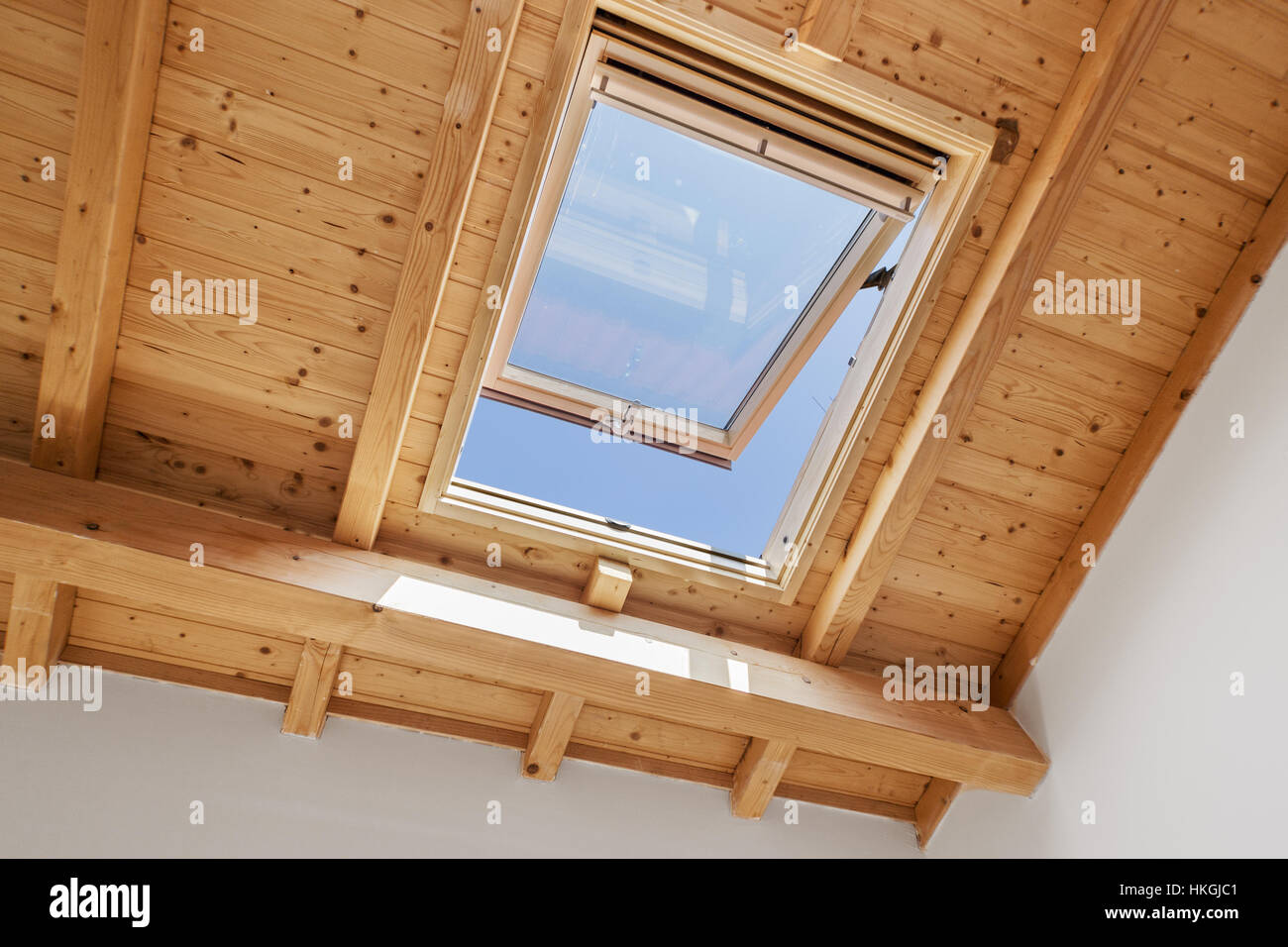 Aus Holz Dachfenster Stockfoto