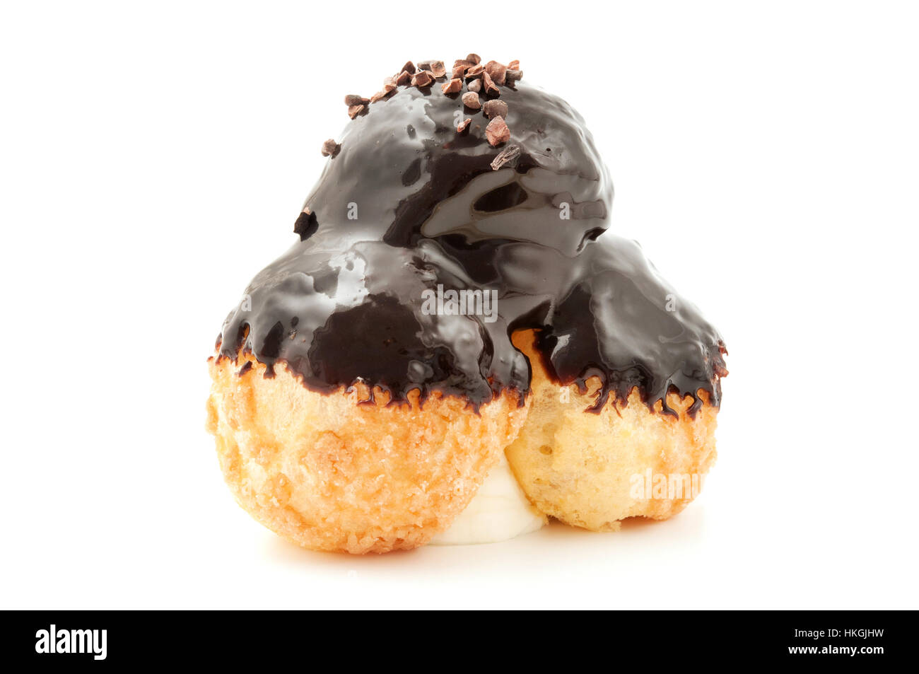Profiterole mit Schokoladenganache auf weißem Hintergrund Stockfoto