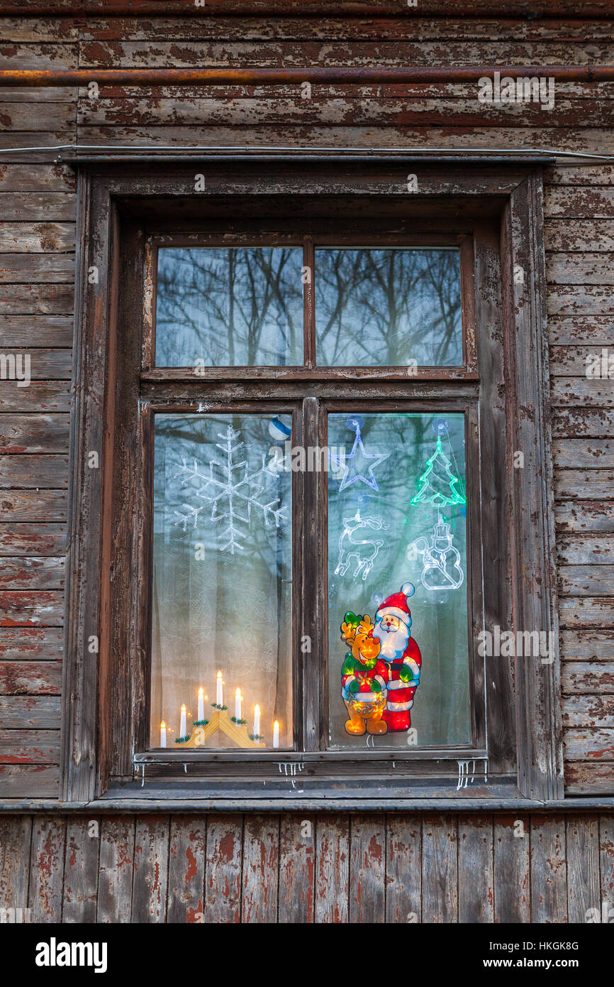 Alte Holzfenster in Wohnung dekoriert mit Kerzen, Santa und Reh Bilder. Tagung-Urlaub. Stockfoto