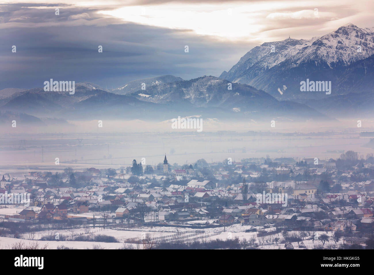 Winterlandschaft der siebenbürgischen mittelalterlichen Dorf, oben gesehenen form Stockfoto