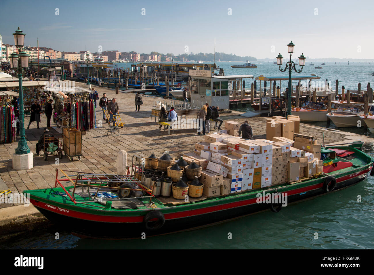 Lieferung Boot und Anbieter entlang der Uferpromenade, Venedig, Veneto, Italien Stockfoto