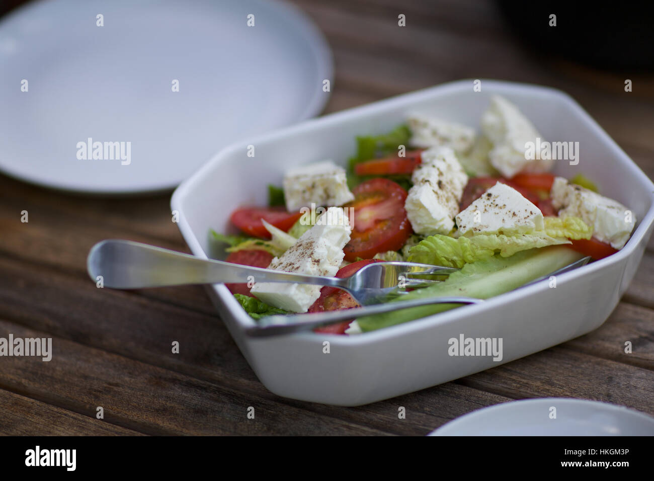 frischer griechischer Salat. Käse, Tomate, garnieren, Essen. Stockfoto