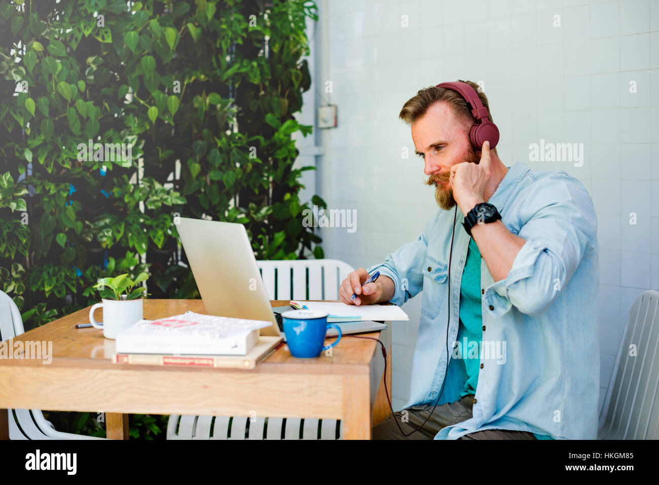 Mann-Laptop Kopfhörer Musik schreiben-Notebook-Technologie-Konzept Stockfoto