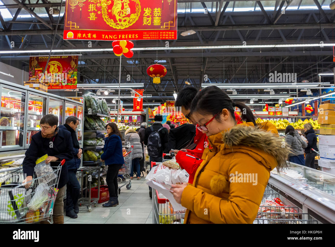 Paris, Frankreich, französisch-chinesische Crowd-Leute Shopping Chinatown, „Tang Freres“ Asiatische Innenansicht von Supermärkten, Gemeinde, modernen Einzelhandelsgeschäften und Käufern Stockfoto