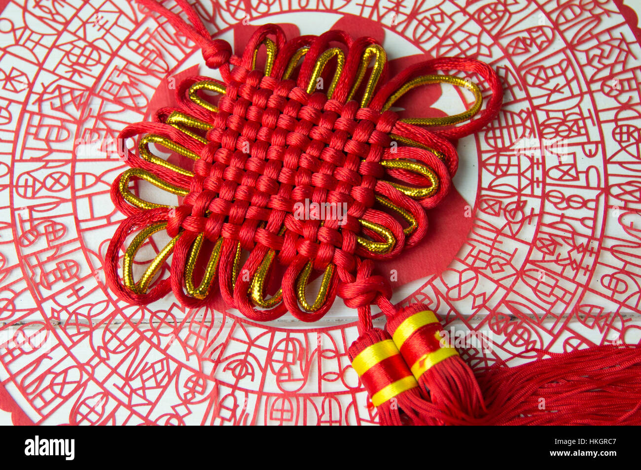 Chinesischer Knoten und Papier geschnitten für viel Glück Stockfoto