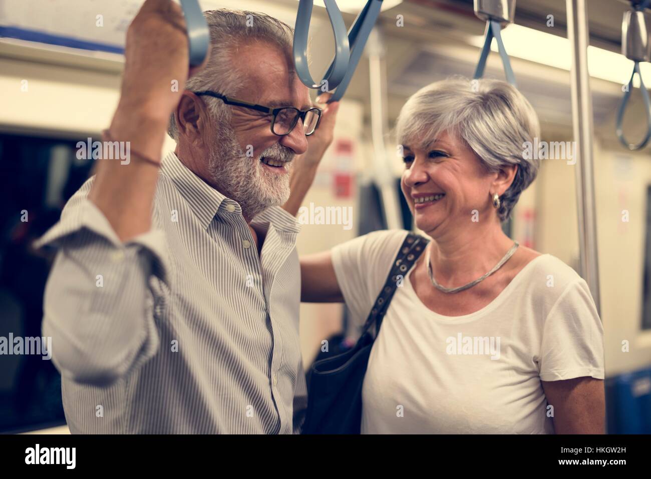 Senior paar Reisen im Zug u-Bahn Stockfoto