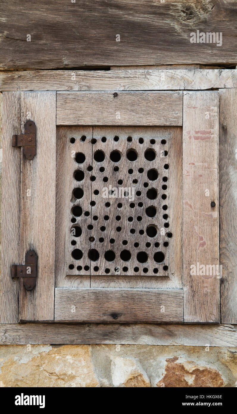 Holzfenster in Steinmauer Stockfoto