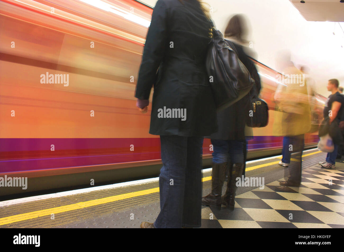 London underground beschäftigt Plattform verschwommene Bewegung Stockfoto