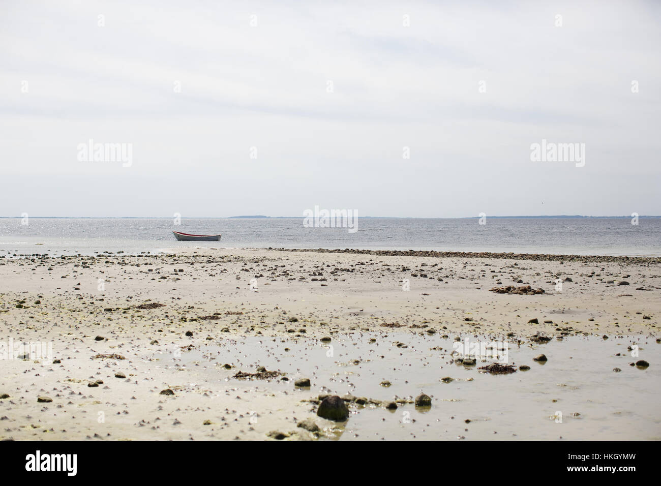 kleines Boot am Strand. Horizont, Sand, Meer, Natur. Stockfoto
