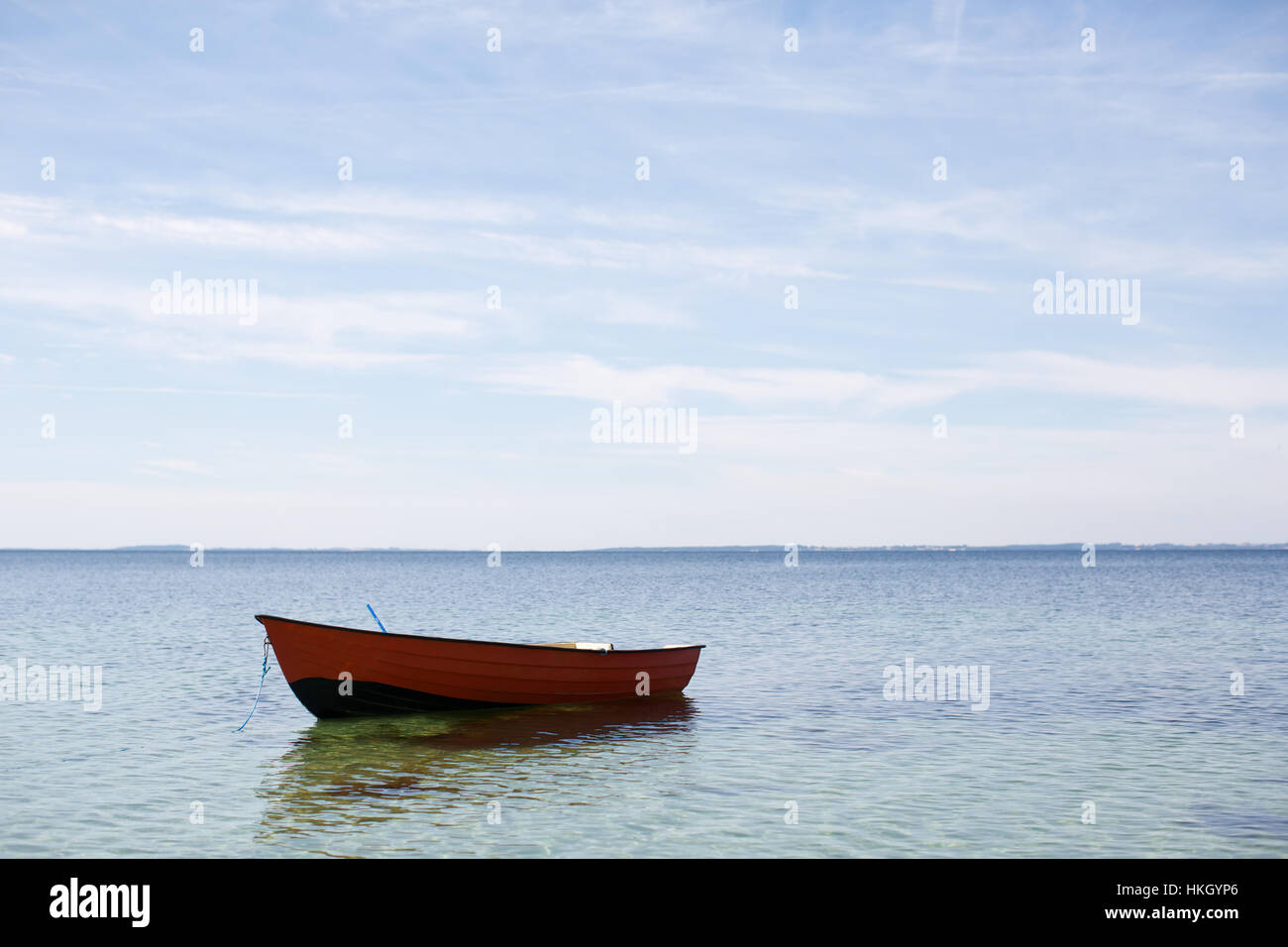 Boot am Meer. Ozean, Horizont, Schiff, Natur. Stockfoto