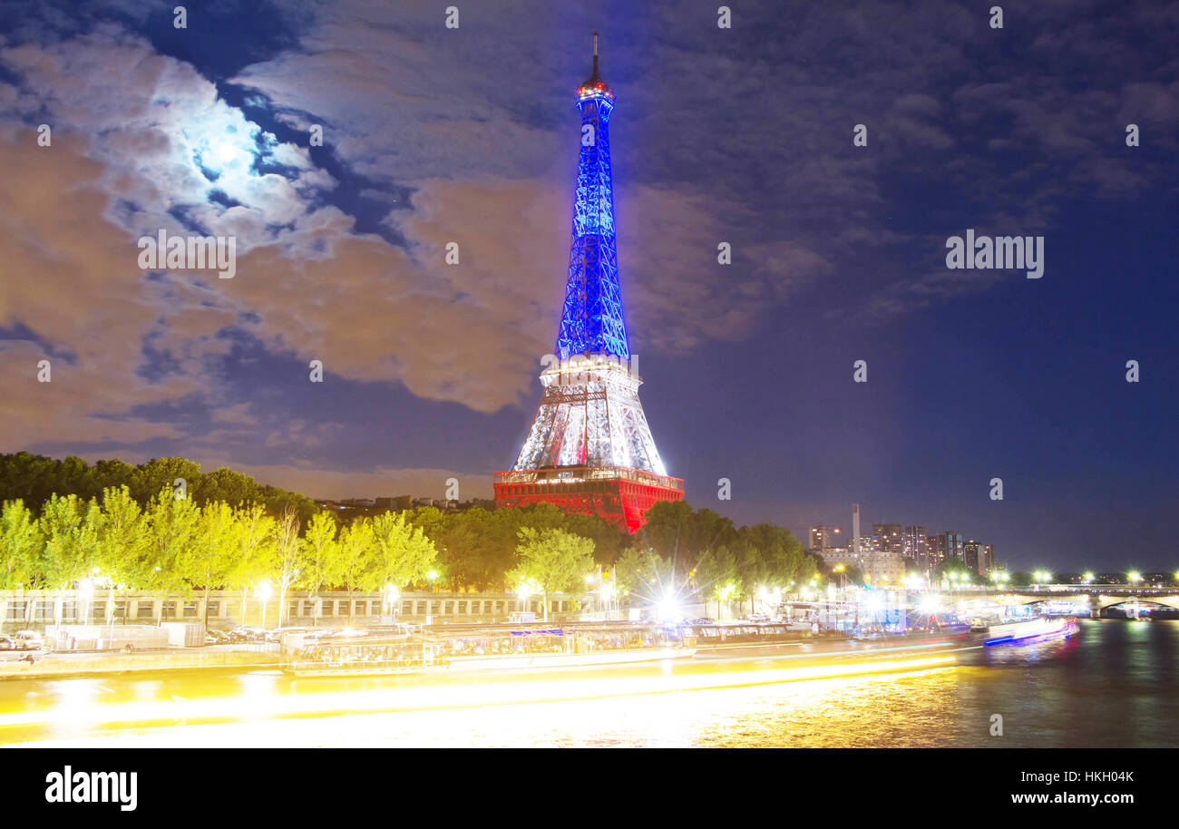 Paris, Frankreich-Juli 16, 2016: Der Eiffelturm beleuchtet mit Farben der französischen Flagge zu Ehren der Opfer des 14. Juli 2016 Terroranschlag in Stockfoto