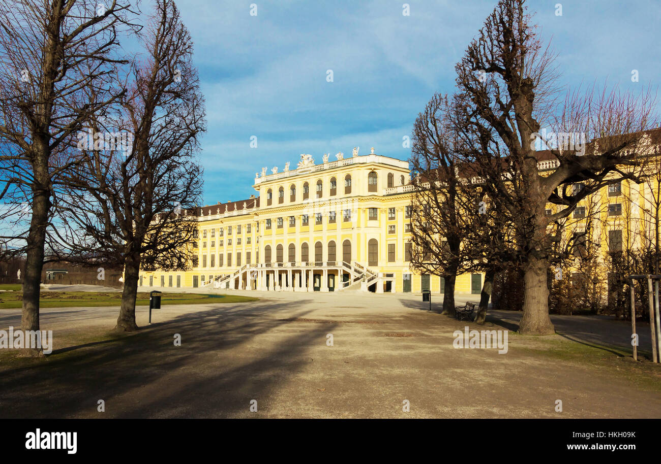 Schloss Schönbrunn ist eine ehemalige kaiserliche Sommerresidenz befindet sich in Wien, Österreich. Das Barockschloss 1.441 Zimmer gehört zu den wichtigsten archit Stockfoto