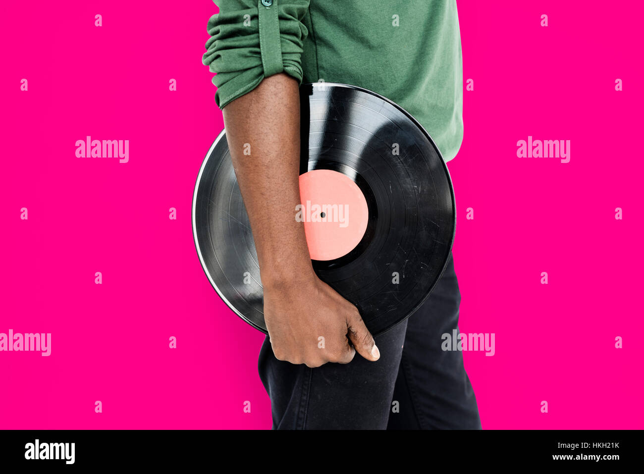 Mann hält Vinyl Retro-Konzept Stockfoto