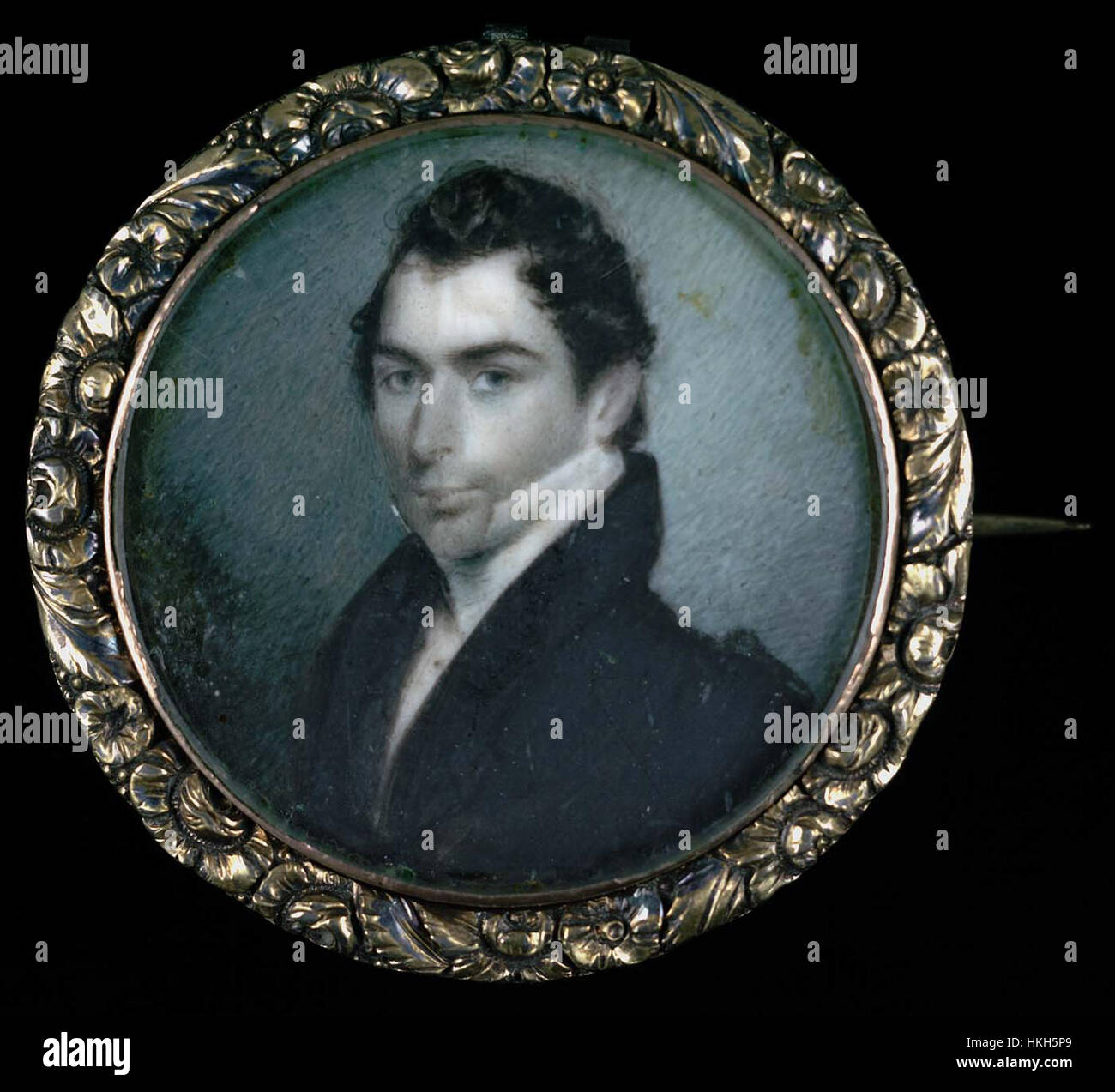 Dieses Porträt mit dem Titel „Porträt eines Gentleman“ aus dem Jahr 1946 fängt das raffinierte Bild eines Mannes ein und zeigt Porträtfotografie aus der Mitte des 20. Jahrhunderts. Die klaren Linien und dezenten Töne betonen den formalen Stil der Ära und spiegeln die sozialen Standards des Amerika nach dem Zweiten Weltkrieg wider. Stockfoto