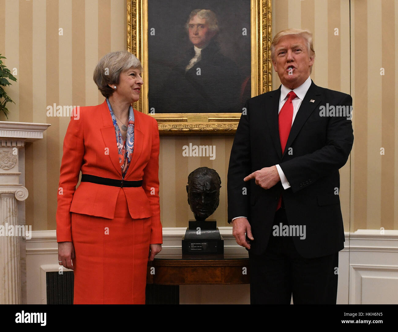 Treffen der Ministerpräsidenten Theresa Mai US Präsident Donald Trump durch eine Büste von Sir Winston Churchill im Oval Office des weißen Hauses, Washington DC, USA. Stockfoto