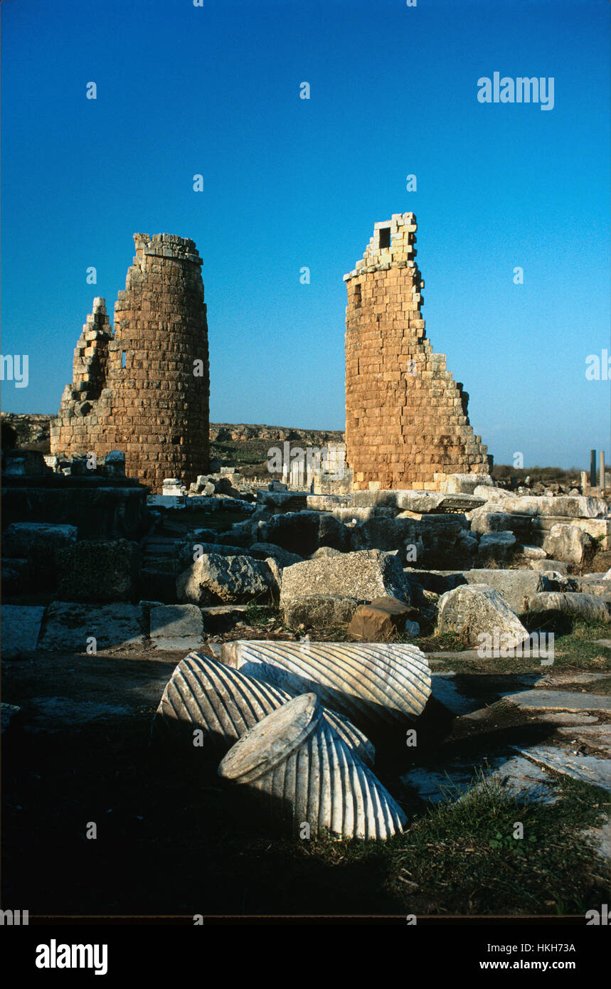 Zerstörte Innenstadt Tore der antiken griechisch-römischen Stadt Perge oder Perge, in der Nähe von Antalya, Türkei Stockfoto