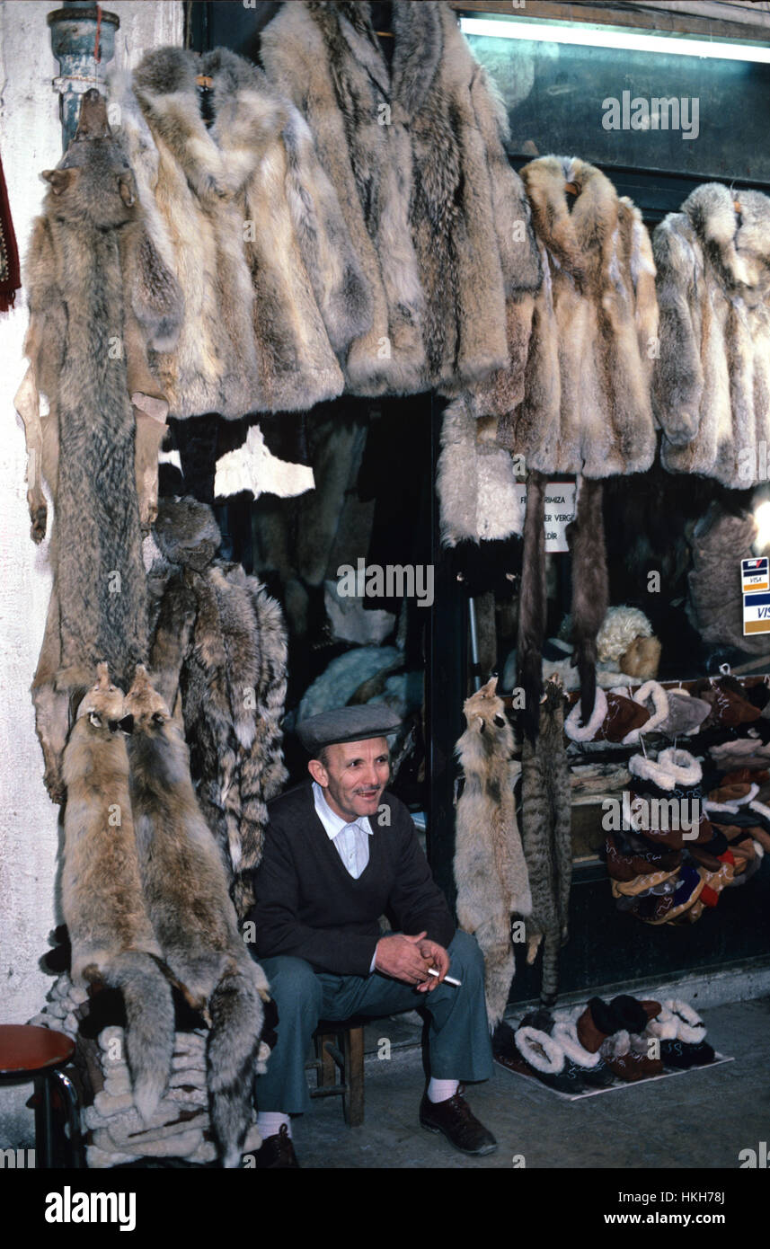 Pelz Verkäufer verkaufen Fox Pelze, Felle und Echtpelz Mäntel Basar Istanbul Türkei Stockfoto
