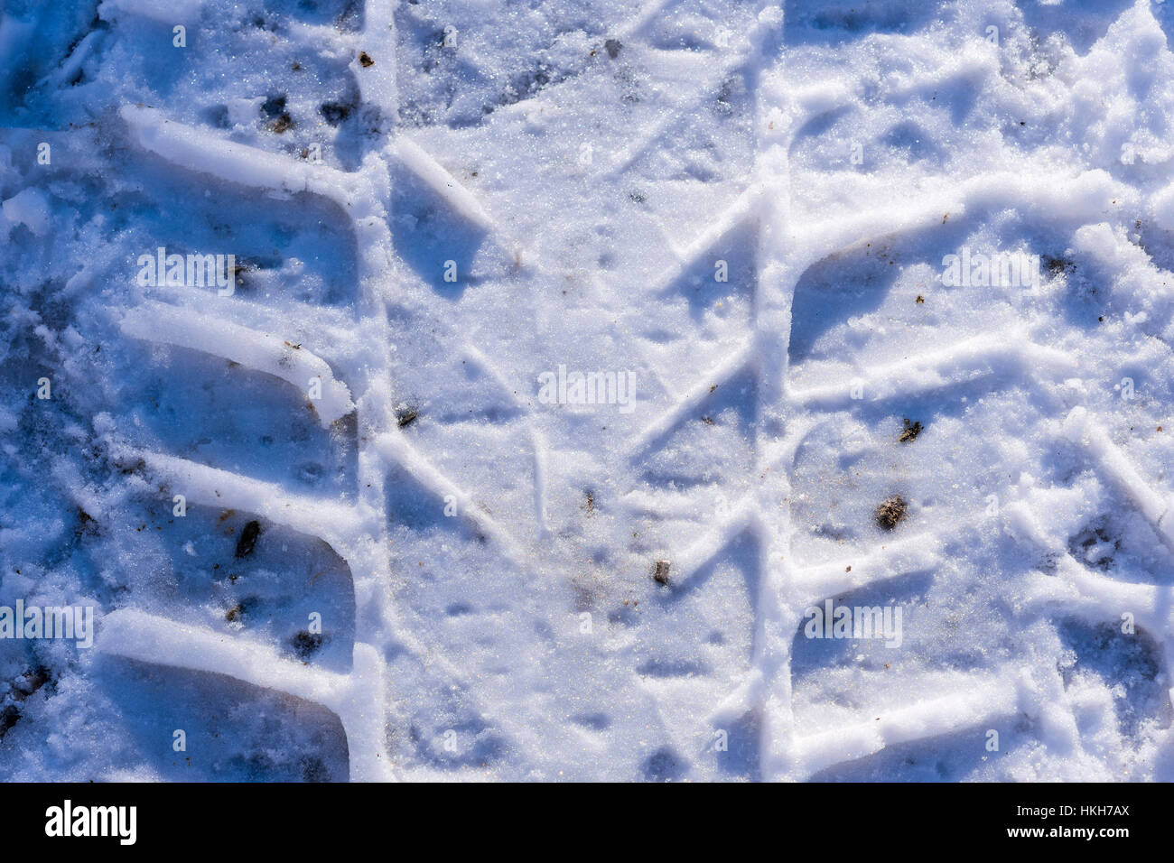 Print-Rad im Schnee. Spur der Räder auf dem Schnee-Hintergrund. Stockfoto