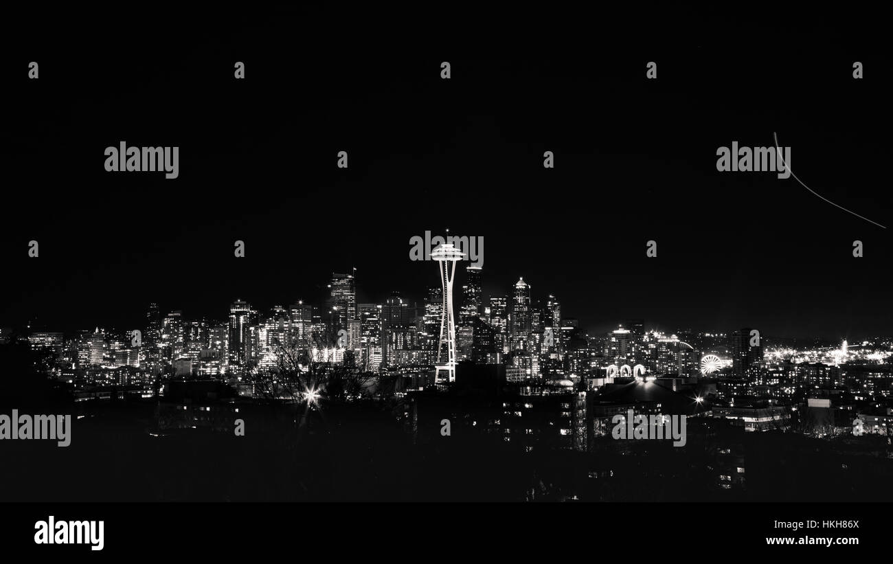 Skyline von Seattle mit Space Needle nachts - Monochrom 16:9 von Kerry Park Stockfoto