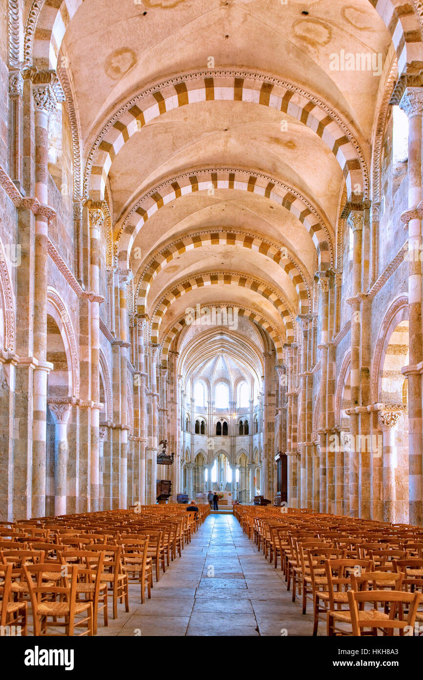 Innenraum der Basilika Sainte-Marie-Madeleine in Vezelay Stockfoto