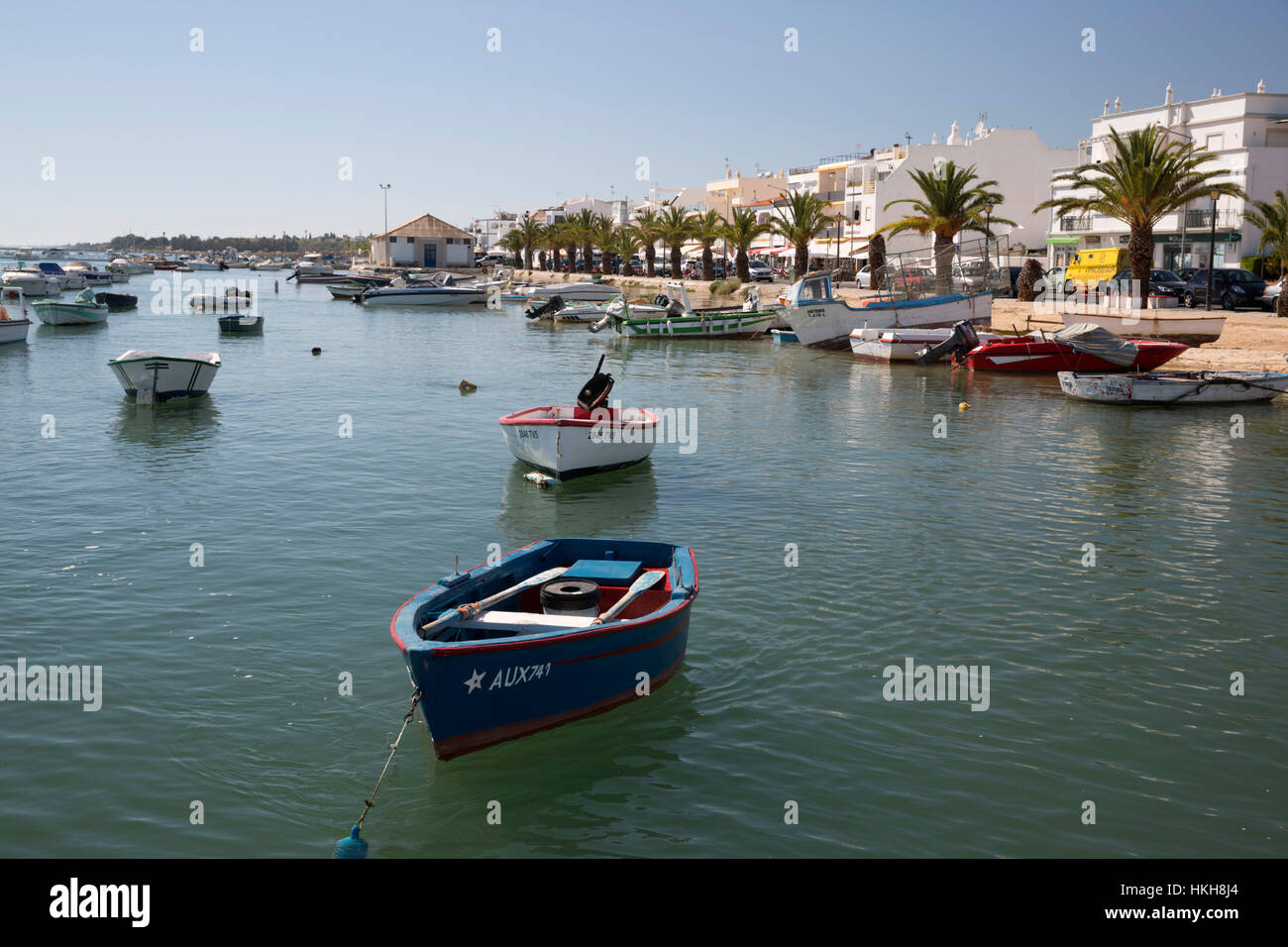 Hafen und die Strandpromenade von Fischerdorf bekannt als Hauptstadt der Oktopus (Hauptstadt Do Polvo), Santa Luzia, Algarve, Portugal, Europa Stockfoto