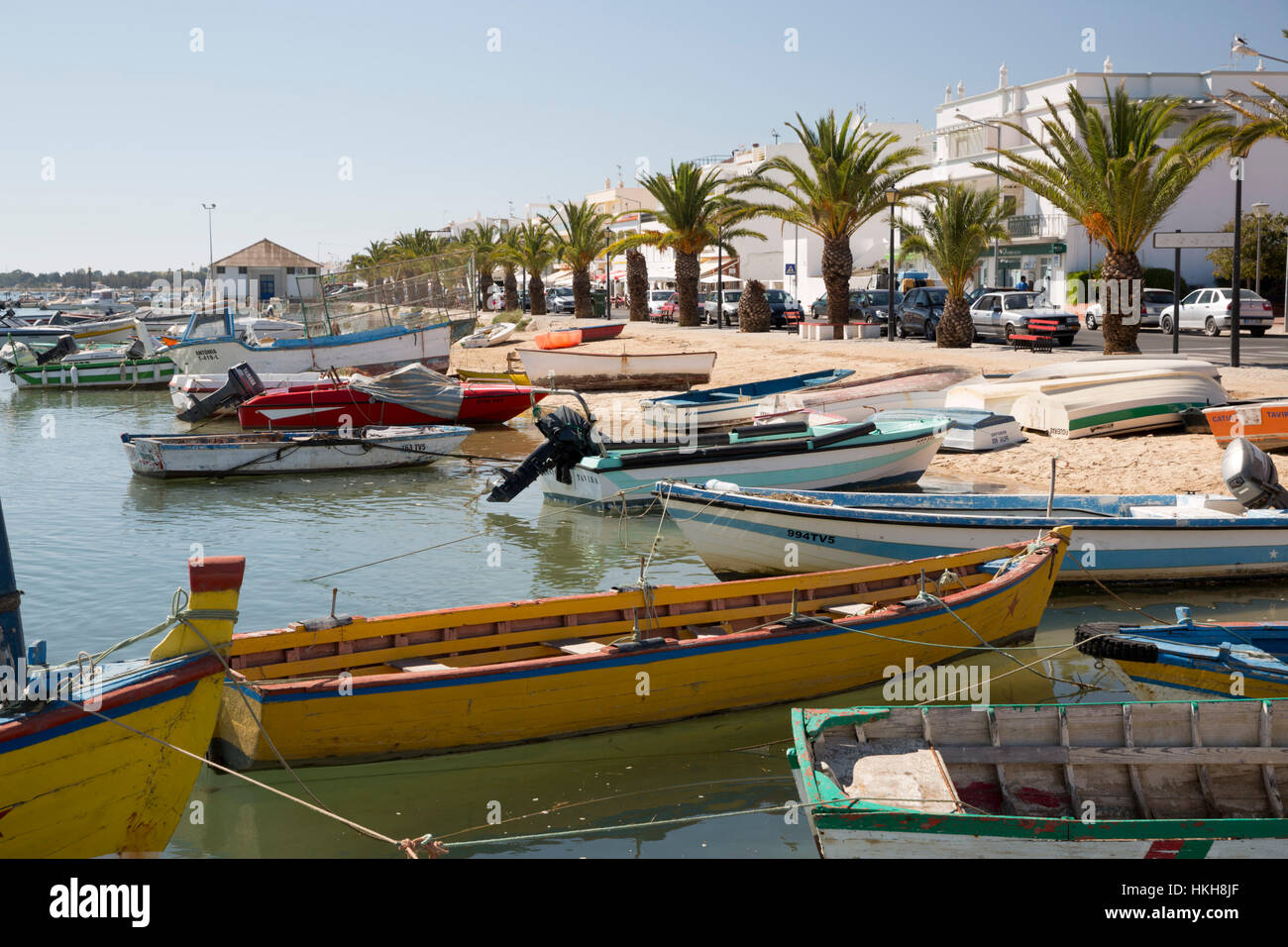 Hafen und die Strandpromenade von Fischerdorf bekannt als Hauptstadt der Oktopus (Hauptstadt Do Polvo), Santa Luzia, Algarve, Portugal, Europa Stockfoto