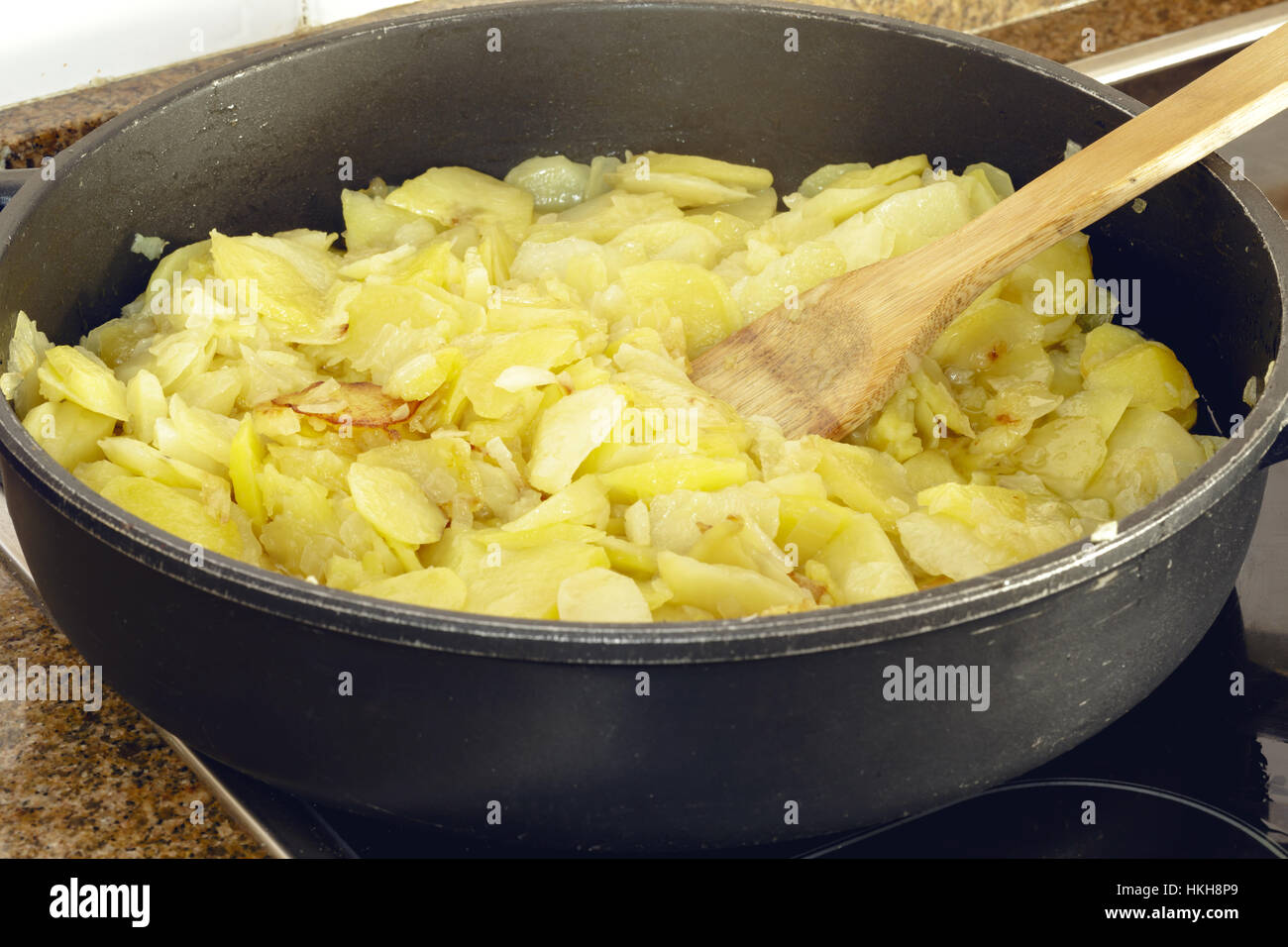 Ein traditionelles spanisches Omelett auf Pfanne vorbereiten. Die spanische Küche. Spanische Tortilla Stockfoto