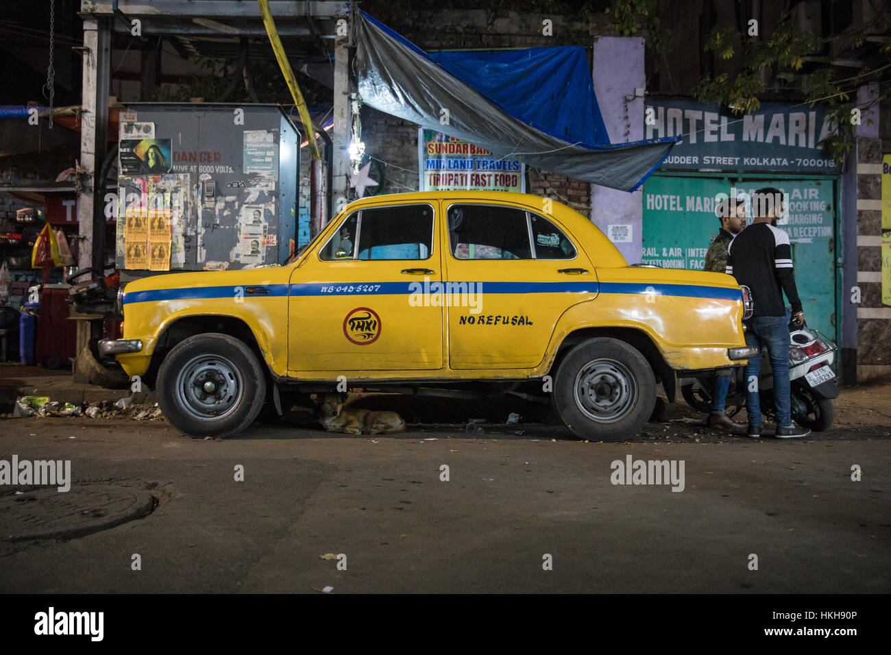 Eine legendäre gelbe Hindustan Ambassador Taxi auf Sudder Street in Kolkata (Kalkutta), West Bengal, Indien. Stockfoto