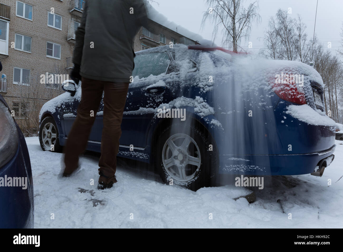 Fegen Sie Schnee aus dem Auto im Winter Zeitraffer video Stockfoto