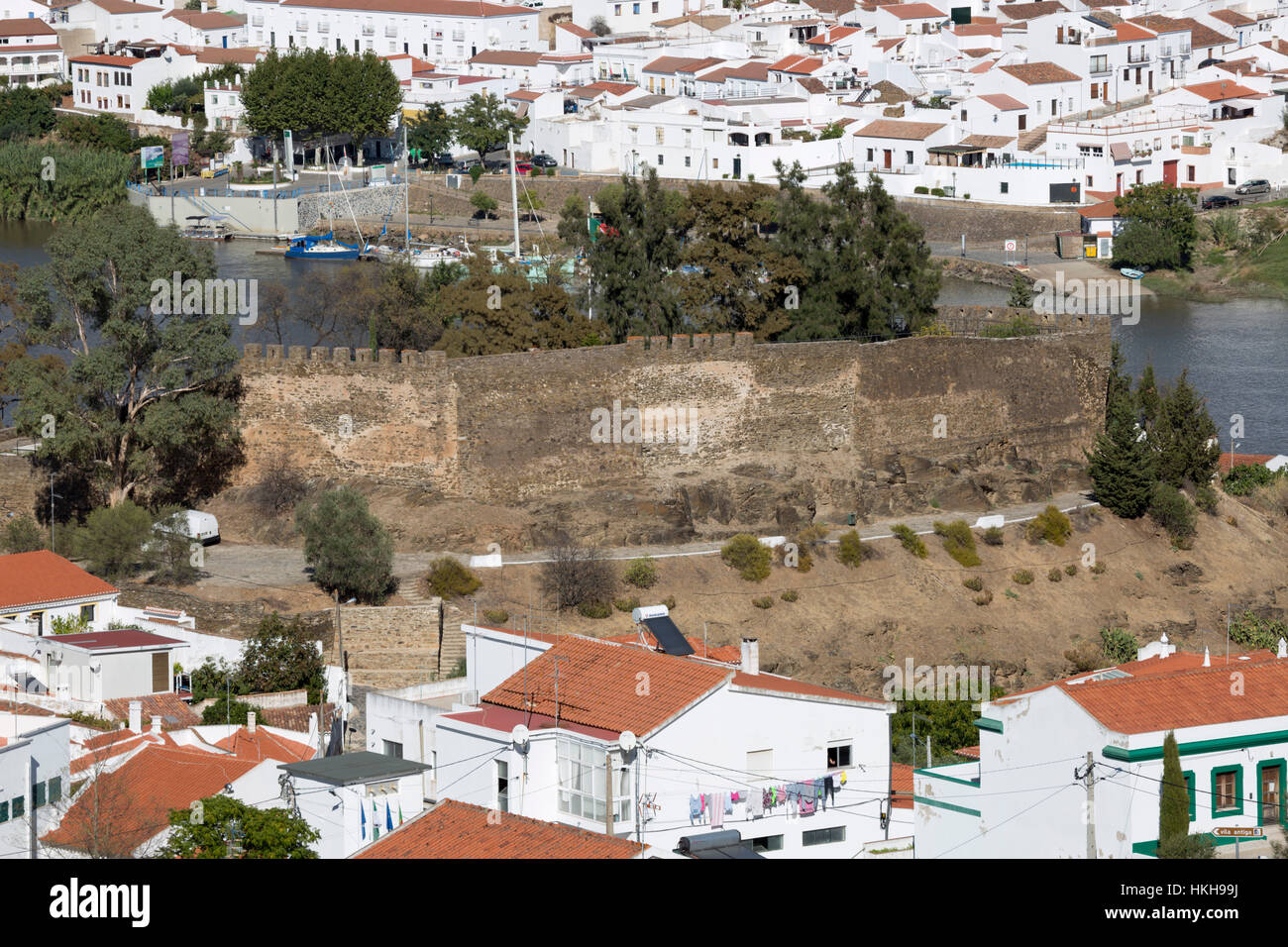 Blick über Alcoutim Burg von Rio Guadiana Fluss, Alcoutim, Algarve, Portugal, Europa Stockfoto