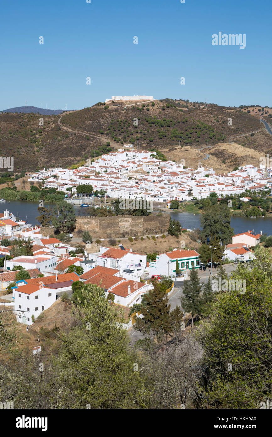 Zeigen Sie über Alcoutim und spanischen Dorf von Sanlucar de Guadiana am Rio Guadiana Fluss, Alcoutim, Algarve, Portugal, Europa an Stockfoto