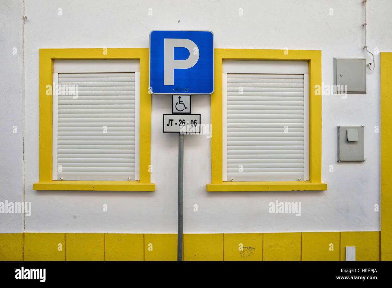 Behindertenparkplatz außerhalb eines Gebäudes Stockfoto