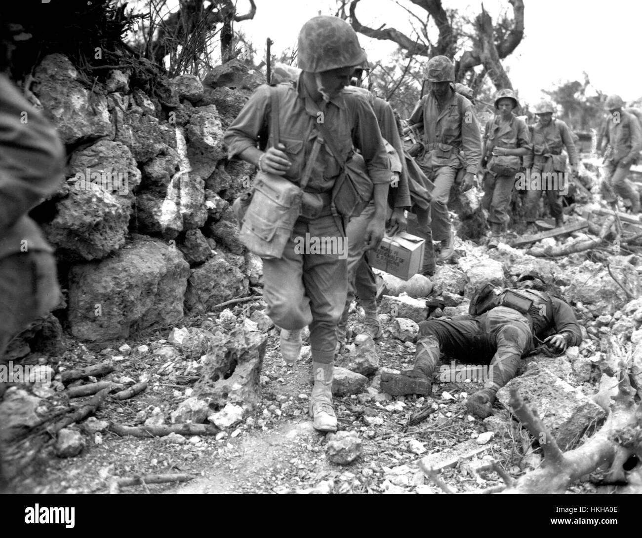 Schlacht von OKINAWA April-Juni 1945.   US-Marines pass eine tote Japaner, wie sie im April 1945 vorankommen. Foto: Norris G.McElroy/US Marines Stockfoto