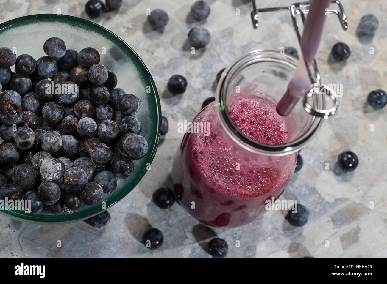 Schlehensaft Wird Mit Einem Entsafter Hergestellt, Dampfentsafter,  Fruchtsaft, Entsaften, Saft aus Schlehen. Saft, Fruchtsaft, Entsafter,  Saft-Extrakt Stockfotografie - Alamy