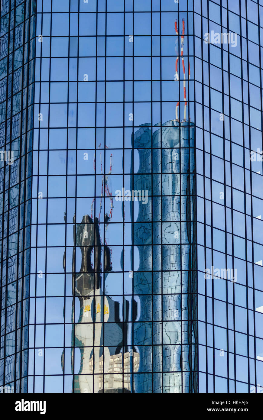 Frankfurt Am Main: Commerzbank-Tower und Maintower spiegeln sich in einem der Deutsche Bank-Türme, Banken, Hessen, Hessen, Deutschland Stockfoto