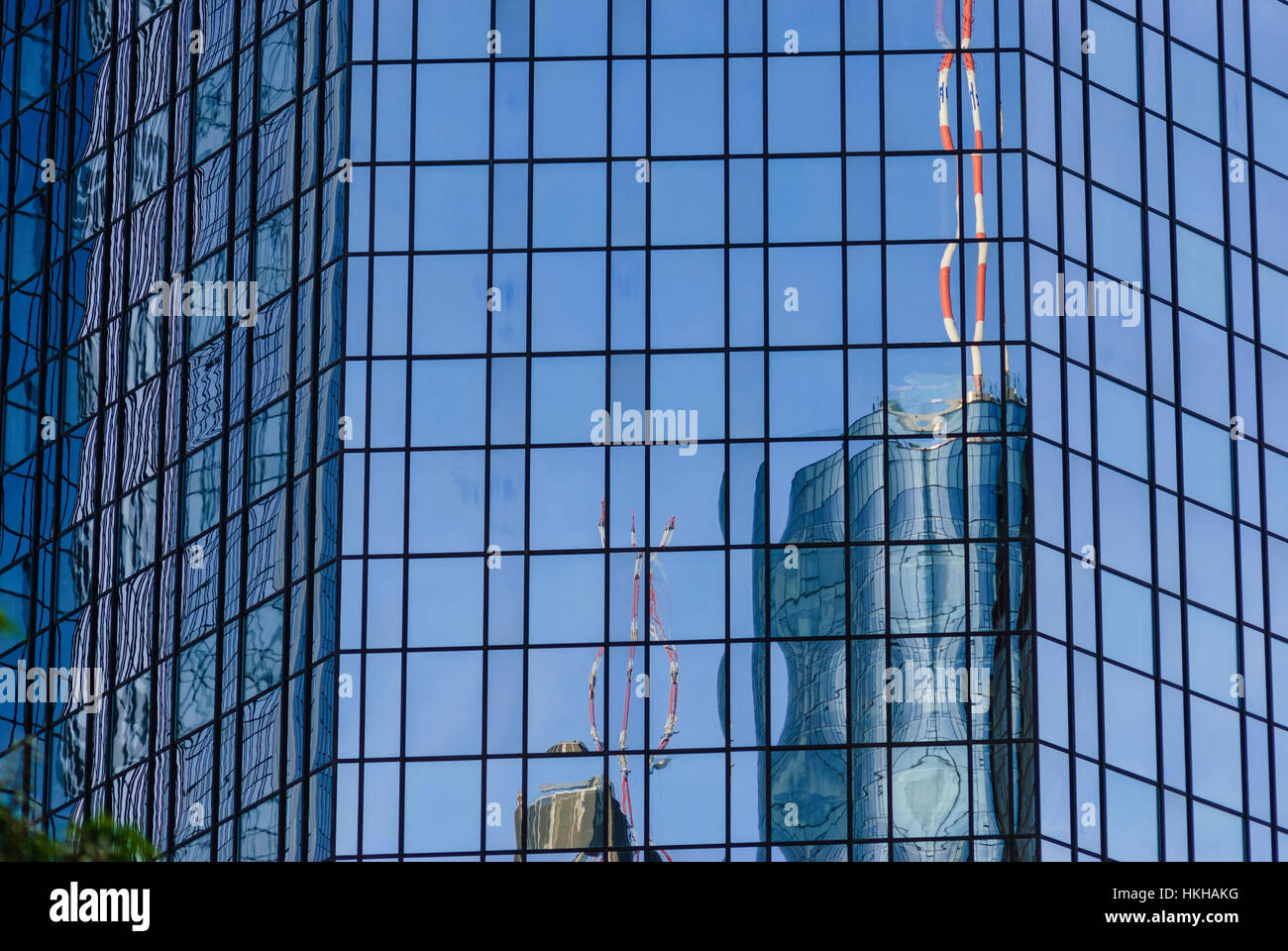 Frankfurt Am Main: Commerzbank-Tower und Maintower spiegeln sich in einem der Deutsche Bank-Türme, Banken, Hessen, Hessen, Deutschland Stockfoto