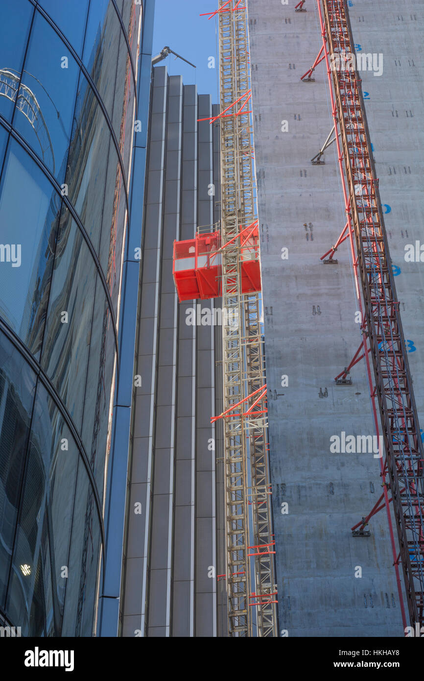 Bürobauarbeiten, City of London Financial District. Anzeigen externer Arbeiten / Materialaufzug auf Gebäudekern Hubwelle / Hubturm. Stockfoto