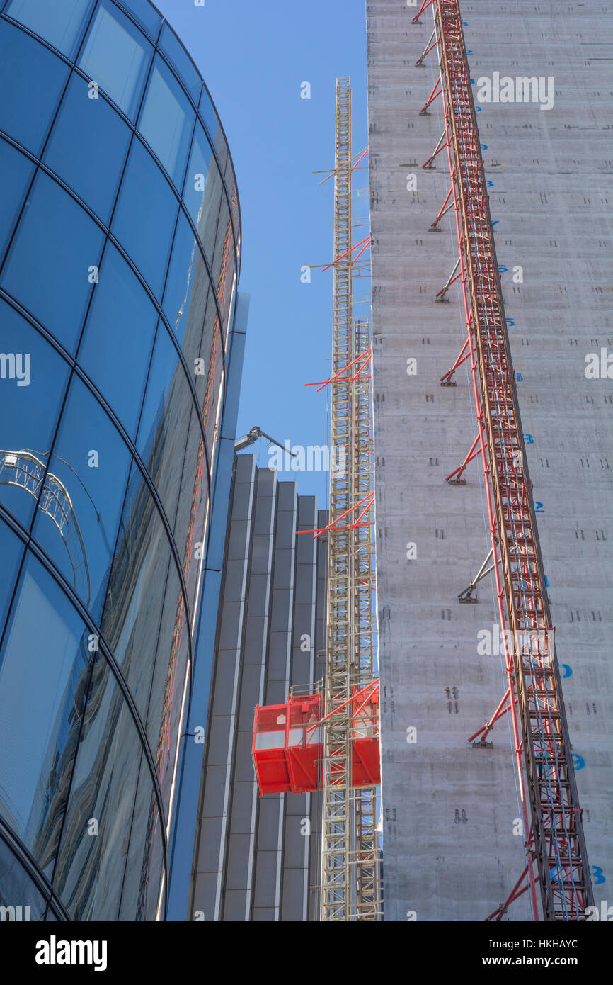 Bürobauarbeiten, City of London Financial District. Anzeigen externer Arbeiten / Materialaufzug auf Gebäudekern Hubwelle / Hubturm. Stockfoto