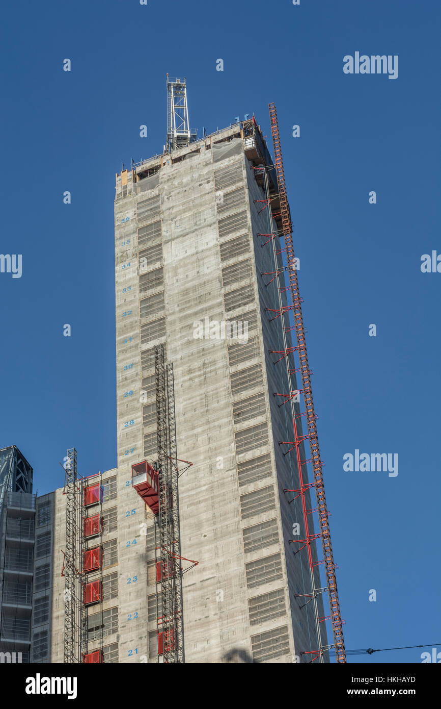 Bürobau (Zentralaufzugsschacht / Kern / Turm) in der City of London nahe Bank. Anzeigen externer Arbeiten/Materialhub. Im Bau. Stockfoto