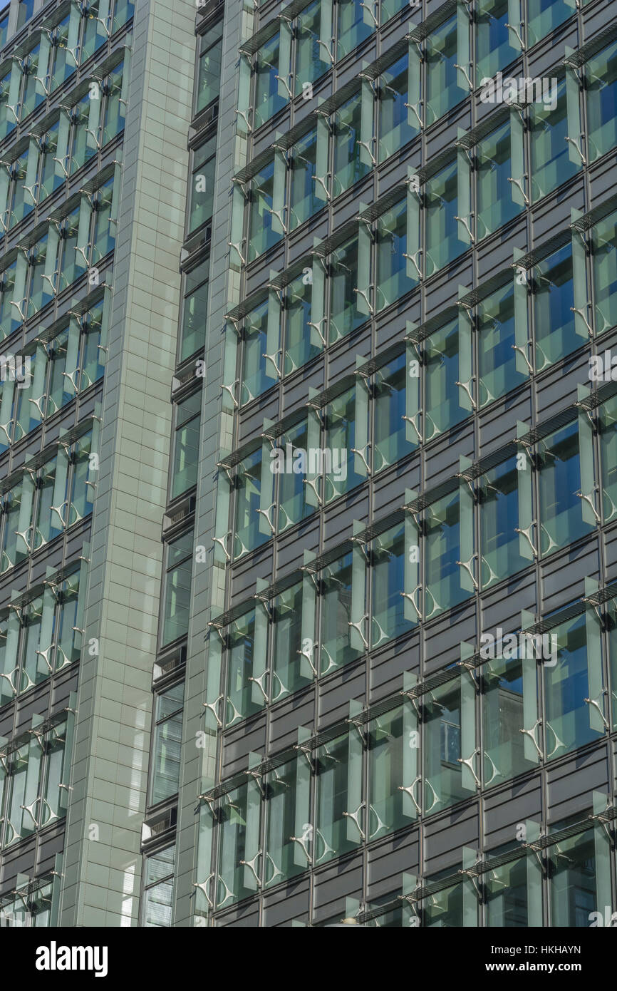 Bürogebäude Reflexion in der City von London Financial District, oder in der Nähe. Metapher, Klettern Karriereleiter Karriereleiter. Stockfoto