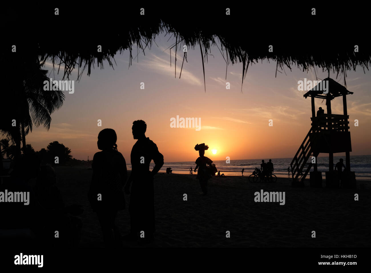 Silhouetten von Gambia Menschen am Strand bei Sonnenuntergang in Kololi, Gambia. Stockfoto